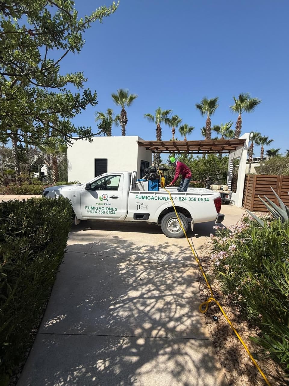 Unidad de Verde Cabo con la manguera extendida durante un servicio en una residencia
