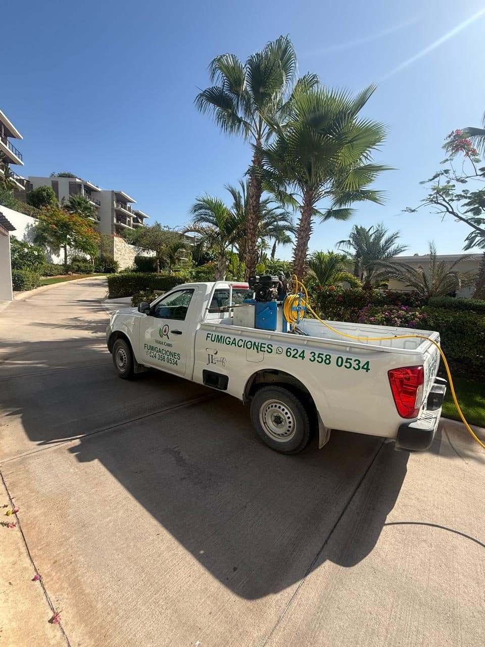 Camioneta de Verde Cabo lista para la visita programada en un condominio